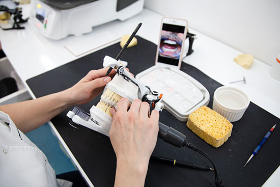 Zubni tehničar radi na izradi krunica